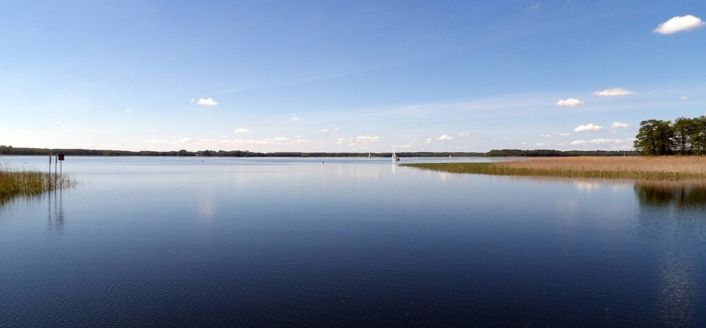 Erkunde den ruhigen See Śniardwy in Polen